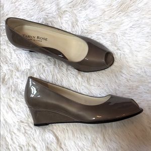 Taryn Rose Gray Patent Leather Wedges w/ Peep Toe sz 7.5 women’s👠